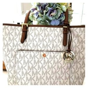 Beautiful Authentic Michael Kors Jet Set Tote